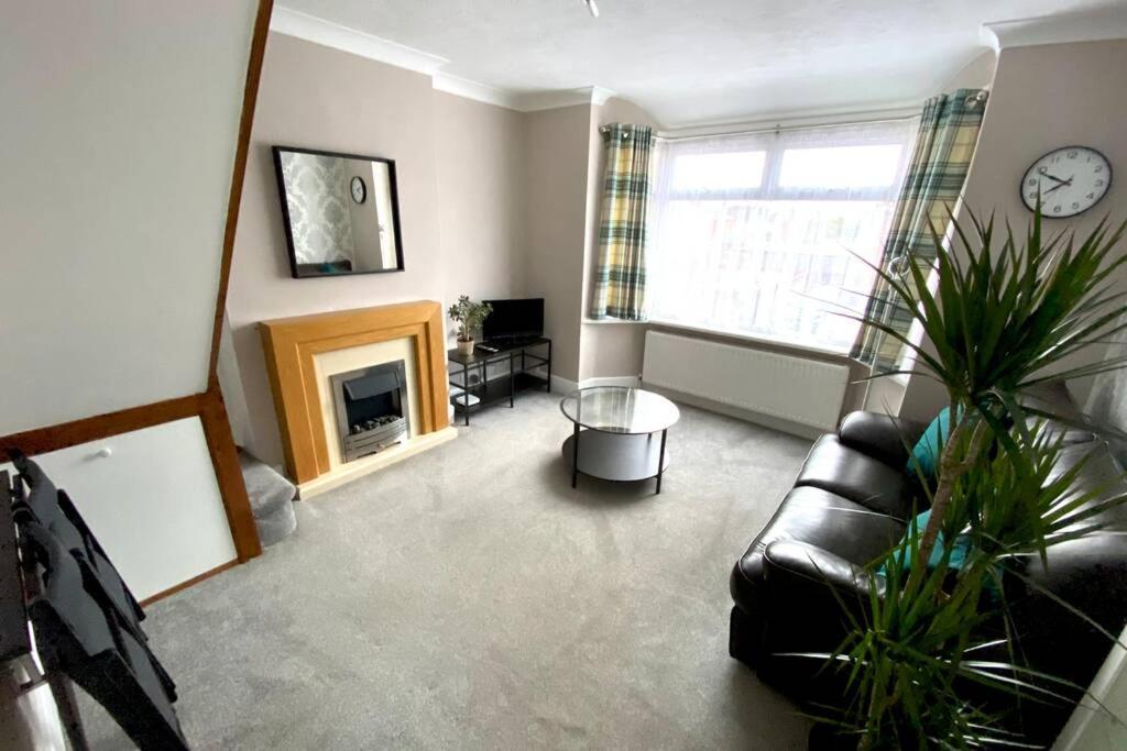 Spacious 2 Bed Apt Sleeps 4 Near Bournemouth Beach מראה חיצוני תמונה